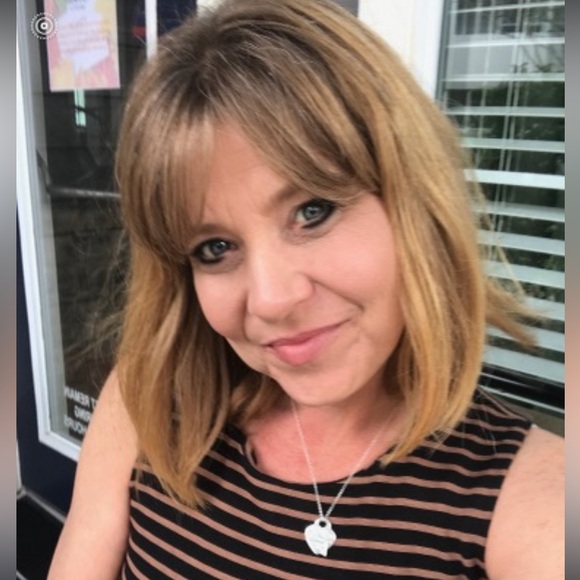 Live Share Show ❤️❤️ Lux and Designer 👜Meet your Posher Michelle - Picture 3 of 8